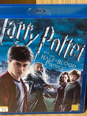 Harry Potter and the Half-Blood Prince Blu-ray - Säljer en Blu-ray-utgåva av filmen Harry Potter and the Half-Blood Prince. Omslaget är blått med filmens karaktärer och magiskt tema. Filmen är på engelska med flera nordiska språk som textalternativ. Perfekt för fans av fantasy och magi.