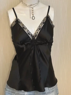 Svart topp med spetsdetaljer - Svart topp med spetsdetaljer