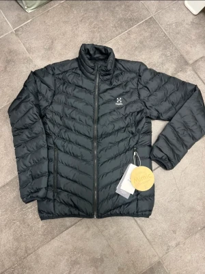 Svart pufferjacka från Haglöfs S - Helt ny. Endast testad. Säljer då den var för liten för mig. Hör av dig vid frågor.