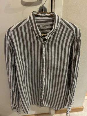 Linneskjorta Bruun & Stengade - Snygg linneskjorta skjorta från Bruun & Stengade i vitt och grått med  ränder. Perfekt inför våren och sommaren!😁🔥