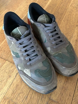 Valentino rockrunners 45/44 - Snygga sneakers från Valentino med camomönster i grönt, beige och grått. Skorna är storlek 45 men passar mig som har 44. 👟 Skorna är i bra skick👌 och såklart äkta✅.Vid köp kan jag mötas i Stockholm, frakta eller byta mot något intressant 🤔 