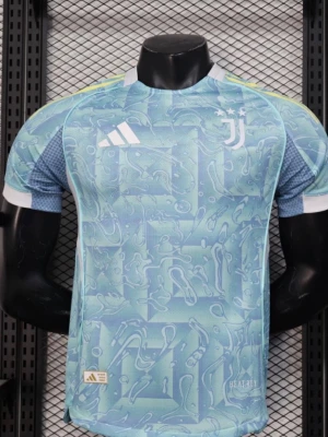 Juventus matchtröja Adidas - Juventus matchtröja i ljusblått med vattenmönster, vita detaljer och klubbmärke på bröstet. Tillverkad i funktionsmaterial som andas, perfekt för träning eller match. Adidas-logga på bröstet och gul detalj på axeln.  Finns i olika storlekar!!! Pris kan diskuteras!!!