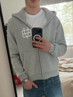 Grå zip hoodie Bvaldi - Tja! Säljer denna riktigt feta zip hoodie ifrån Bvaldi! Jag på bilden är 183! | Hör av er om ni har några fundering