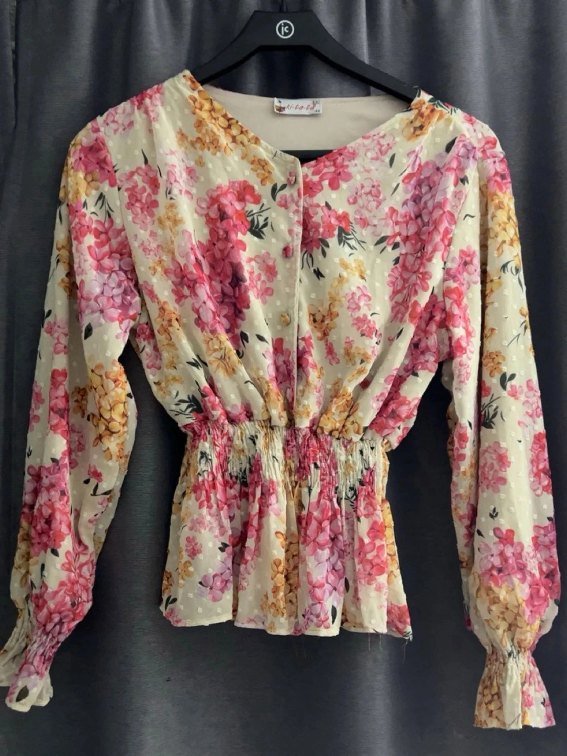 Blommig blus med smock i midjan