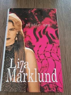 Studio Sex av Liza Marklund - Säljer boken 'Studio Sex' av Liza Marklund, en spännande kriminalroman om Annika Bengtzon. Boken har ett omslag i svart och rosa med grafiskt mönster och är tryckt i pocketformat. Perfekt för dig som gillar deckare och svensk skönlitteratur.