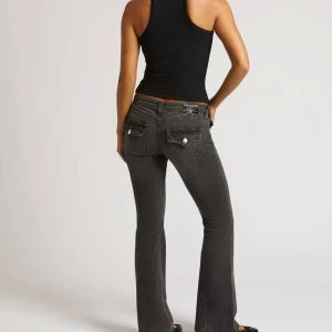 Gråa True Religion Jeans  - Säljer gråa True religion jeans i storlek w23 i modellen joey low waist bootcut. Sparsamt använda och i jättebra skick. Skriv privat för egna bilder. Skicka gärna prisförslag 💕