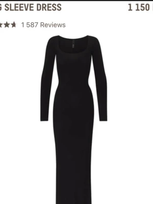 Svart ribbad skims klänning i modalblandning - Säljer en svart ribbad klänning i storlek XS. Tillverkad i en mjuk och stretchig blandning av 91% modal och 9% spandex, vilket gör den superbekväm och följsam. Enkel och stilren design med rund halsringning. Använd en gång 