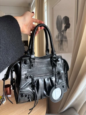 Steve Madden väska  - Säljer en svart Steve Madden väska som bara är använd ett fåtal gånger. Nypris 1200. 