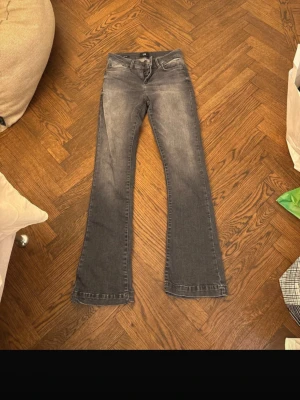  LTB jeans  - Säljer ett par grå bootcut jeans från LTB med snyggt slitna detaljer och klassisk femficksdesign. 