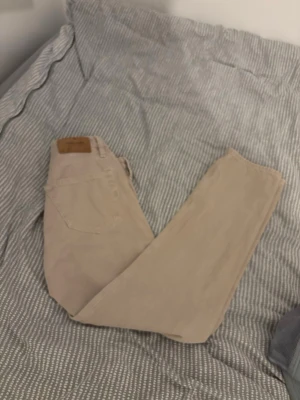 Beige chinos från Jack & Jones - Snygga beige chinos från Jack & Jones i modellen Relaxed-Chris. Byxorna har avslappnad passform. Endast använd 2-3 gånger. Storlek 28/32