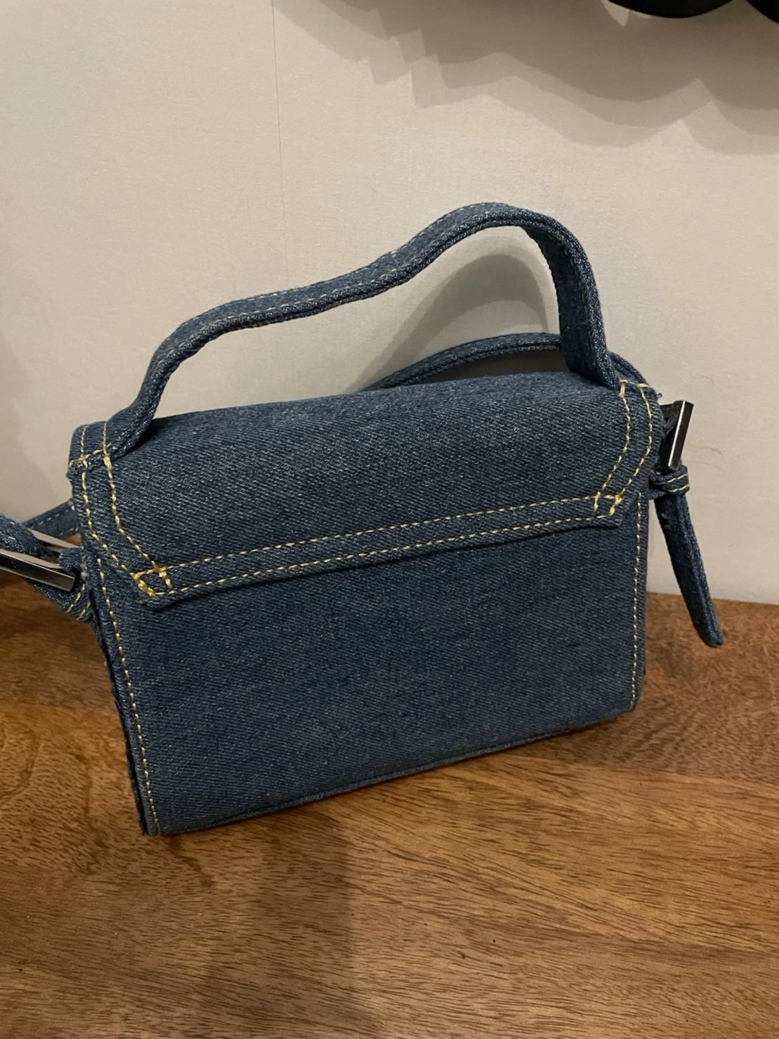 Jeansblå handväska med strassdetalj - 5
