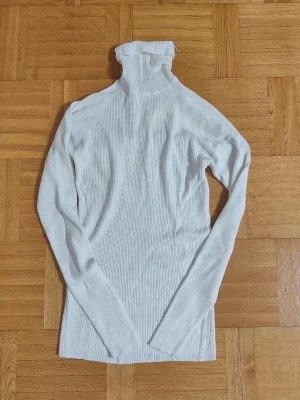 Turtleneck top/långärmad - Turtleneck långärmad från varumärket GinaTricot till salu. Storlek L, väldigt bra skick inga skador/slitningar. Mjukt material väldigt bekvämt. Hör av er vid intresse/frågor.                                             PRIS KAN DISKUTERAS!