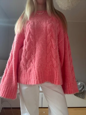 Koralrosa stickad tröja - Säljer denna så snygga tröjan som är så mjuk och har världens snyggaste färg som är såååå snygg när man är brun!!🌺🌺🌺🌺