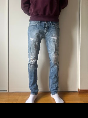 Replay jeans med slitningar - Säljer ett par ljus blå Replay jeans med riktigt nice slitningar. Jag kommer att sälja dessa jeans för 350 kr ett riktig dunder deal. Jeansen passar dunder nu till sommaren och våren . Jeansen är i nytt skick