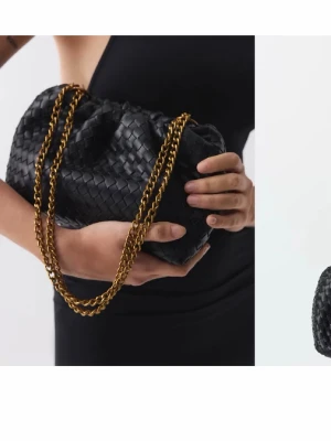 Svart flätad handväska med guldkedja -  Svart handväska i flätad design. Bra skick. 