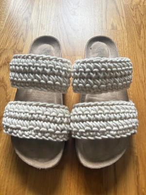 Beige virkade sandaler från H&M - Säljer ett par snygga sandaler som är virkade. Använda 2 gånger är storlek 40 men passar 38/39( de är småa i storleken) pris kan diskuteras 