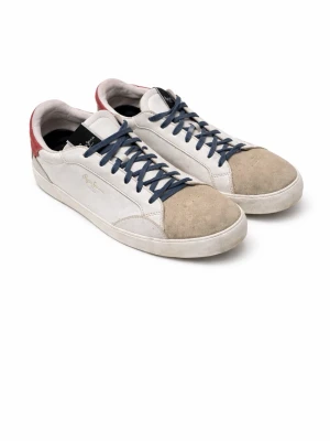 Pepe jeans  - Snygga vita sneakers från Paul Smith med beige mockadetaljer på tån, mörkblå snören och röd detalj på hälen. Klassisk låg modell med stilren design och diskret logga på sidan. Perfekta för dig som gillar en clean look med lite färg.