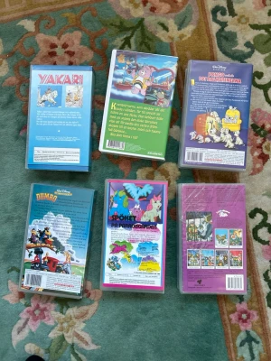 Samling tecknade VHS-filmer 80/90-tal - Säljer en samling med 5 tecknade VHS-filmer: Yakari, Krambjörnarna, 101 Dalmatiner, Dumbo och Teenage Mutant Hero Turtles. Fodralen är färgglada med originalmotiv och text på svenska. Perfekt för dig som gillar retro och nostalgi! My little pony såld! Priset gäller för de resterande fem