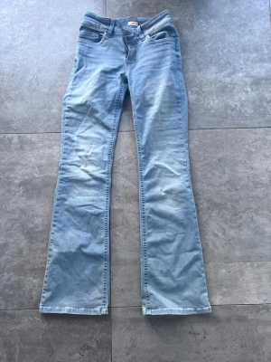  ✨ Nelly Low Waist Stitch Jeans - Storlek 36 ✨ - Världens finaste jeans med bootcut-passform! 💎 Verkligen den perfekta färgen till våren och sommaren. Säljes bara för att jag har för mycket kläder. Jag är 168 cm och de är perfekta i längden på mig. • Använda 1 gång, nyskick! • Låg midja med snygga broderier bak 🧵 • Storlek 36 Fraktar snabbt! 💖
