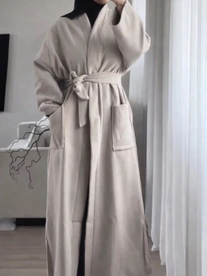Abaya coat - Abaya coat från Tasnim Ward som är ny. Abayan är ca 145 cm lång. Har fickor, knappar på insidan som inte synd när dem stängs, och skärp. Säljs inte längre på deras hemsida. Perfekt till våren🌸 skriv om du har frågor💕
