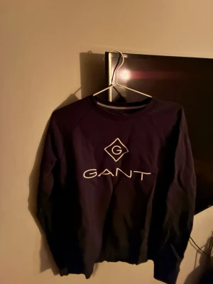 GANT - En enkel och smidig Gant tröja som man kan matcha med nästa vad som helst, denna tröjan är mestadels anpassad på våren och sommaren, jag har använt den några gånger den är fortfarande i bra skick som man kan se på bilderna, Dm om ni vill köpa!! 