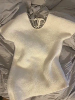 Zara Vit topp med knyte - Vit ”stickad” topp med knyte i ryggen från Zara 💕