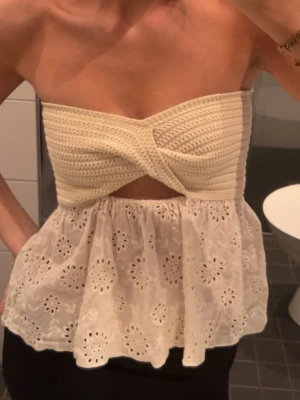 Off white topp Zara - Bandeau topp från Zara i storlek S