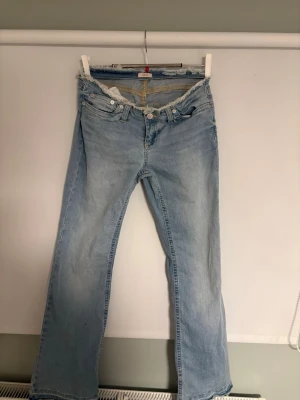 Ljusblå jeans - Ljusblå jeans från Nelly. Lågmidjade nästan aldrig använda som nya!!