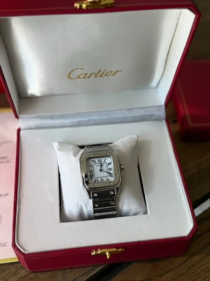 Silver klocka - Helt ny sliver klocka riktig snygg och en bra design.       Skriv om ni har några frågor