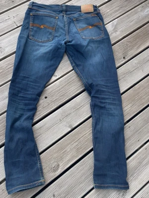 Nudie jeans  - Säker ett par blåa nudie jeans i storleken W31 L32. De har inga defekter och är i mycket bra sick. Det är bara att höra av sig vid minsta fundering🙌