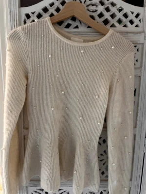 Pärl tröja från HM - Snygg stickad tröja från HM. Storlek S använd 1 gång inga fläckar. Sälj pg inte används 