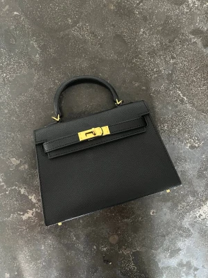 Hermessväska - Mått:  Axelband - 100cm Bredd - 18,7cm Höjd - 13cm Djup - 6cm