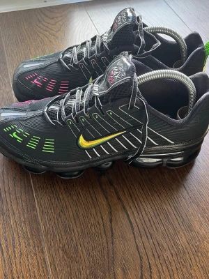 Nike Vapor Max 360  - Storlek 42,5 passar 42 även, i mycket bra skick har bara lite smutsiga sulor men resten är topp, PRIS KAN DISKUTERAS 