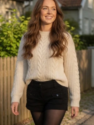 Svarta korta shorts, Strlk 34 /  XS. Flera fickor. Stängs med dragkedja och knapp. Material: Kraftigare bomullstyg. - Svarta korta shorts, Strlk 34 /  XS. Flera fickor. Stängs med dragkedja och knapp. Material: Kraftigare bomullstyg. Felfria. Säljer även vita och korallfärgade av samma modell, strlk 32 och 36 - se mina övriga annonser. Modellen visar ungefär hur de ser ut på.