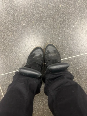 Isabel Marant skor - Säljer Isabel marant Beckett skorna i färgen svart, de e köpta på Nk i Sthlm. Kvitto box och påse medföljer vid köp!