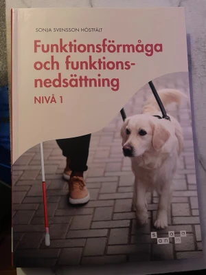 Funktionsförmåga och funktionsnedsättning Nivå 1 - Kurslitteratur med ljusrosa omslag och tydlig röd text, skriven av Sonja Svensson Höstfält. Boken behandlar funktionsförmåga och funktionsnedsättning, och innehåller kapitel om hjälpmedel, lagar och olika funktionsnedsättningar. Perfekt för gymnasiet och vuxenutbildning. ISBN: 978-91-523-6683-7