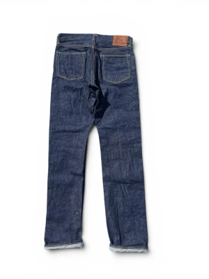 Momotaro Selvedge Jeans Nya - Helt nya Momotaro Jeans som tyvärr inte passade. Blir riktigt fina med tiden av den som bär dem. Midja: 41, Ytterben: 112 och benöppning: 18. Hör av dig om du undrar något, prutbart vid rätt pris!   Nypris 3500kr