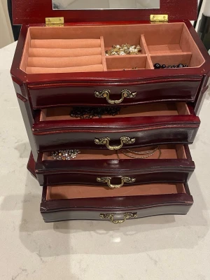 Smyckeskrin - Fin smyckekrin i brunt