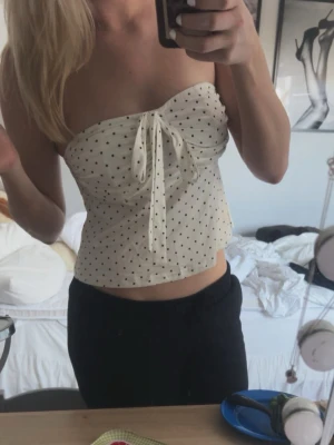 Sommar topp - Prickig sommar topp, passar perfekt till utomlands resor och fina middagar🌸🌸