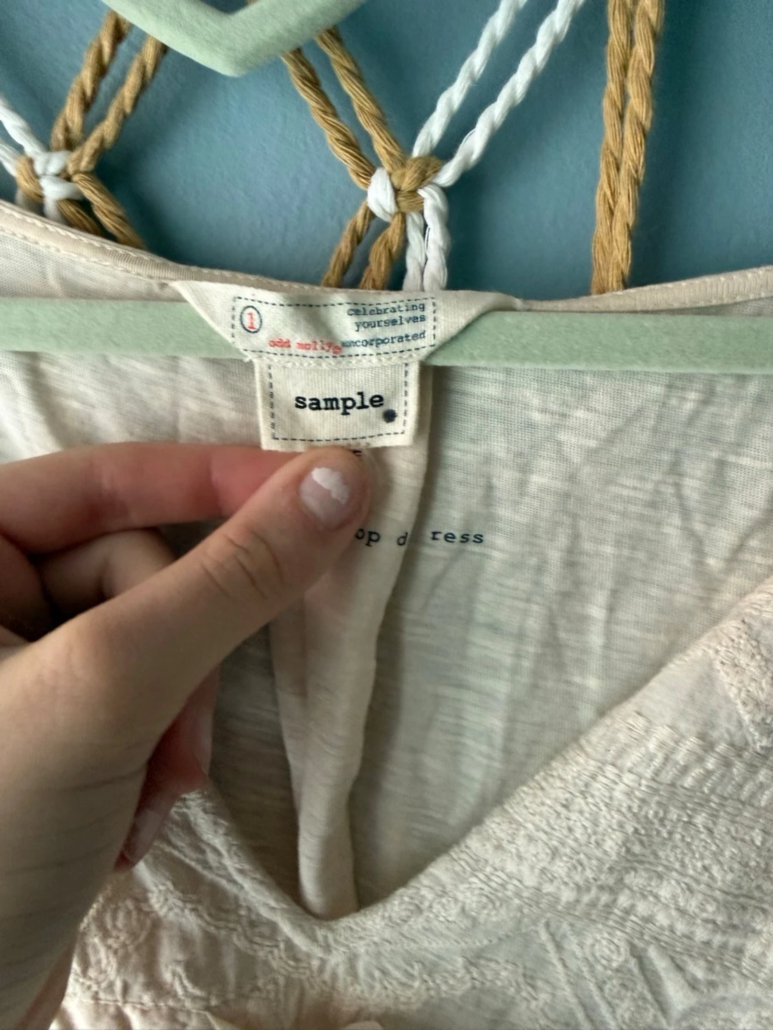 Ljusbeige långärmad klänning - 1