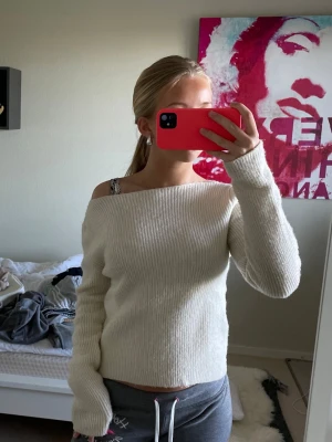 Cremevit stickad tröja  - Cremevit stickad tröja som är stor i huvudöppningen vilket gör att man kan ha den lite one-shoulder, ribbad, fin passform ❣️
