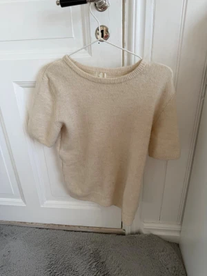 Beige Stickad tshirt  - En beige stickad t-shirt från hm i storlek xs. Använd några gånger❣️❣️