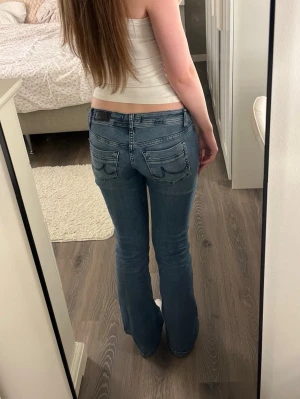 Low waist bootcut jeans från LTB - Supersnygga low waist bootcut jeans från LTB. Endast använda ett fåtal gånger💗                Nypris: 1000 kr