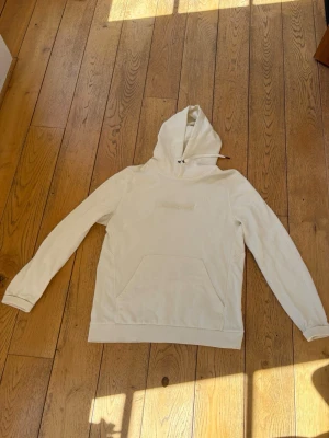 Peak Performance hoodie - Säljer en Peak Performance hoodie i mycket bra skick. Den har inga skador eller liknanade. Hör av er vid frågor eller prisförslag. 