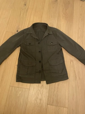 Olivgrön Oscar Jacobsson overshirt - Olivgrön Oscar Jacobsson overshirt i mycket bra skick, inga defekter på den. Nypris 2500. Hör av dig vid frågor eller funderingar