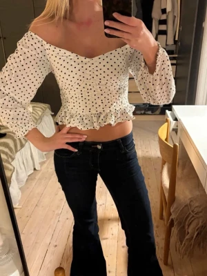 Säljer min prickiga fest topp från bikbok!💖 - Lånad bild på första! Säljer min fest topp från Bikbok i st S. Den är använd ett fåtal gånger och är i väldigt bra skick. Ursnygg till fester!!❤️‍🔥