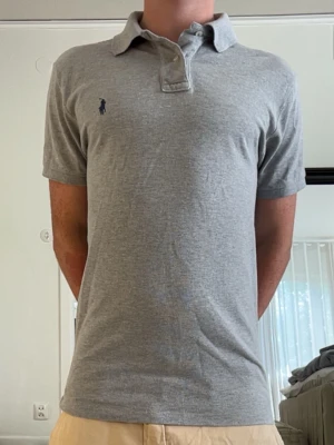 Ralph Lauren piké  - Säljer en snygg Ralph Lauren piké i 100% bomull | I mycket bra skick | Storlek M men passar S mer, slim fit | Allt tvättas innan det skicka iväg | Skriv om minsta funderingar | 