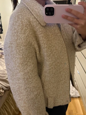 Jacka - Säljer min super snygga jacka! Jackan kommer med ett bälte som man kan välja att ha längst ned vid jackan eller som ett midjeband💕💕Pris går alltid att diskuteras 