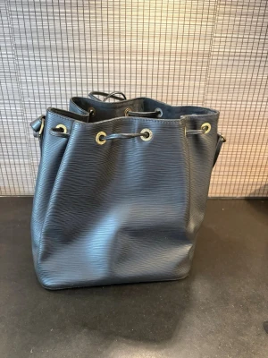 Louis Vuitton Noé epi - Säljer denna Väldigt fina LV Noé Epi bucket bag! Väskan är i väldigt fint skick nästan nyskick! De är en mycket populär modell som kostar över 20k ny! Väskan är äkta!