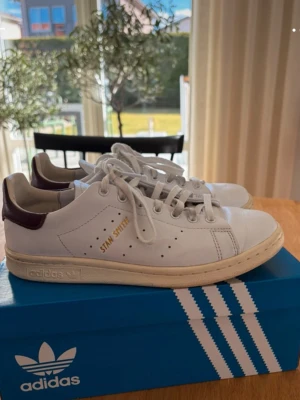 Adidas Smith lux - Säljer dessa adidas stan Smith lux i storlek 38 2/3. Passar mig som har 39 i skor i vanliga fall. Köptes på Net A porter. Har använts ca 8 gånger, så är i väldigt bra skick, det är bara sulan som är lite smutsig, men de kan kan göras rent enkelt. Perfekta skor till våren och sommaren.